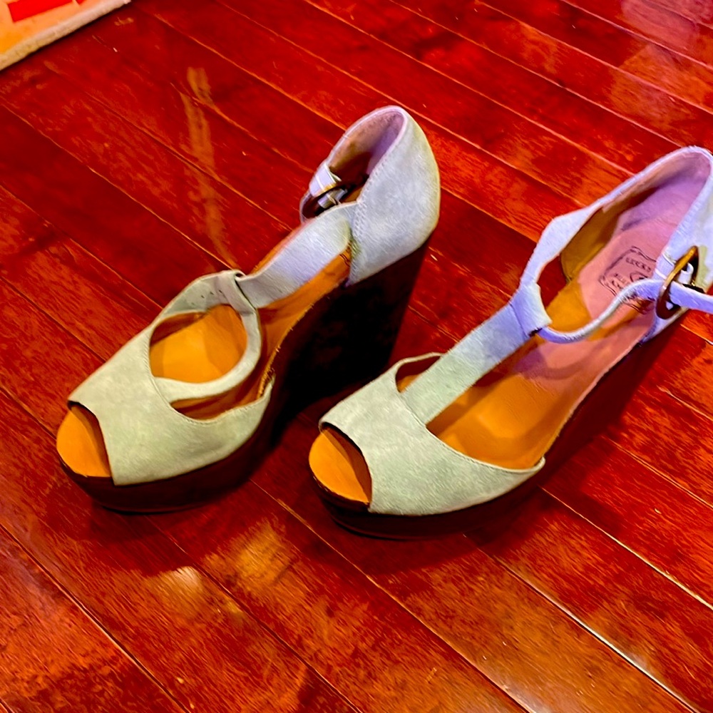 These shoes are size 9 and there color is sage on top and brown on the bottom